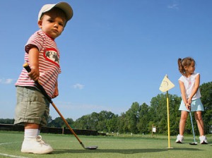 Toddlers-golfing